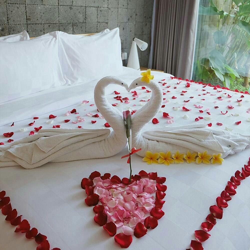 hideawayvillasbali- honeymoon setup bed